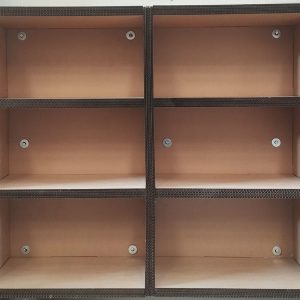 Mueble de cartón con tres estanterías