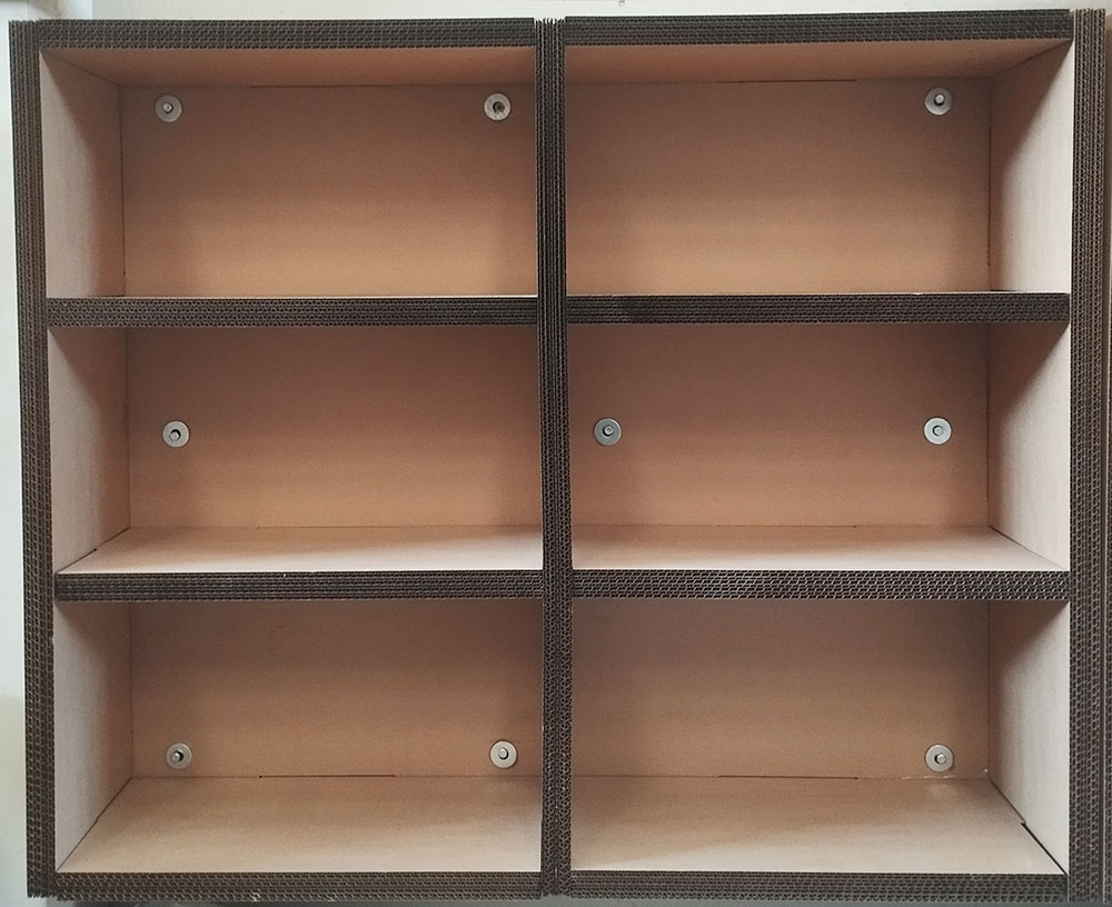 Mueble de cartón con tres estanterías