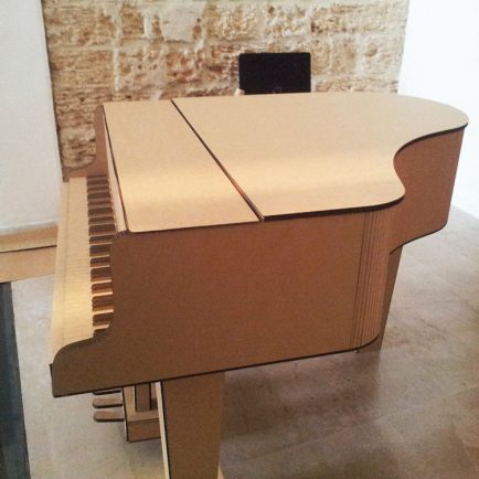 Piano de cola fabricado en cartón