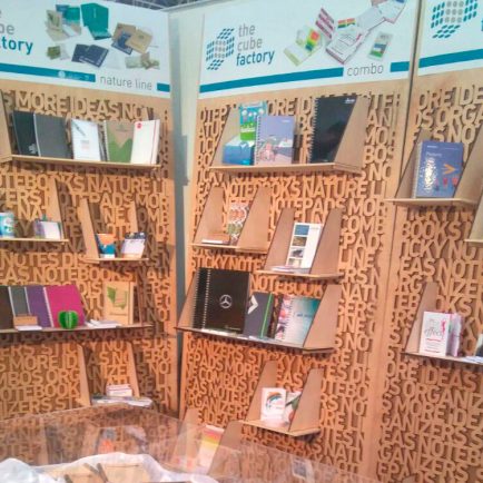 Expositores de pared hechos de cartón con libros