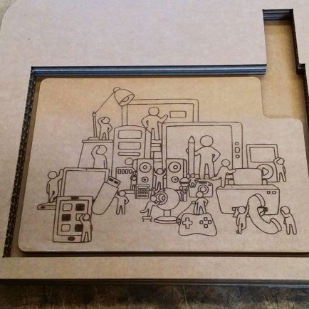 Placa de cartón con un dibujo grabado