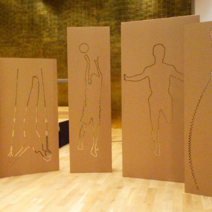 Varios paneles de cartón con figuras de personas recortadas