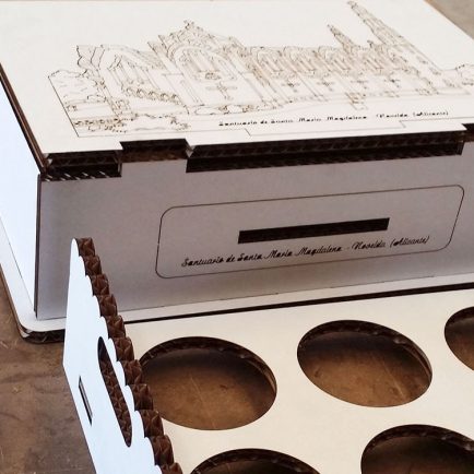 Caja fabricada en cartón con un grabado en el exterior