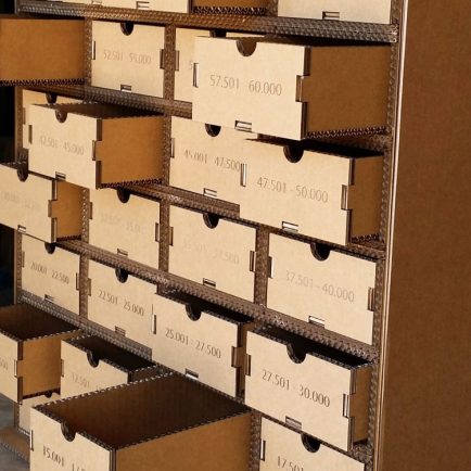 Mueble archivador fabricado en cartón con varias filas de cajones