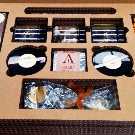 Estuche con interior de cartón y huecos para introducir artículos