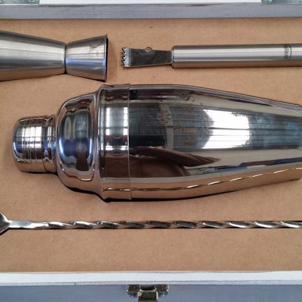 Estuche de cartón que contiene un set para hacer cócteles