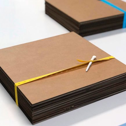 Dos cajas de cartón cerradas con una cinta de color