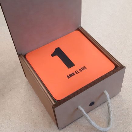 Estuche de cartón con tapa y asa de cuerda