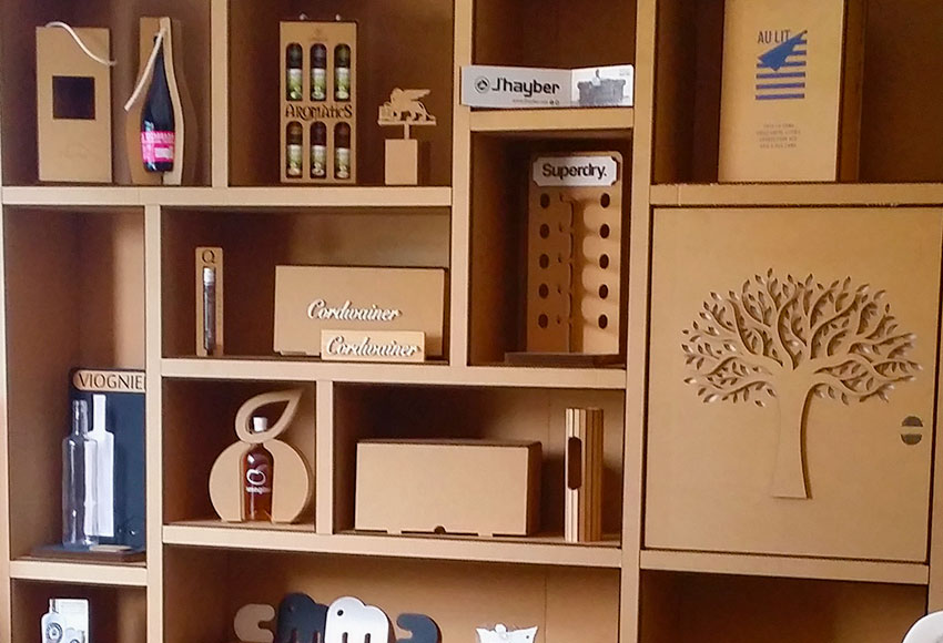 Estantería de cartón con diversos elementos