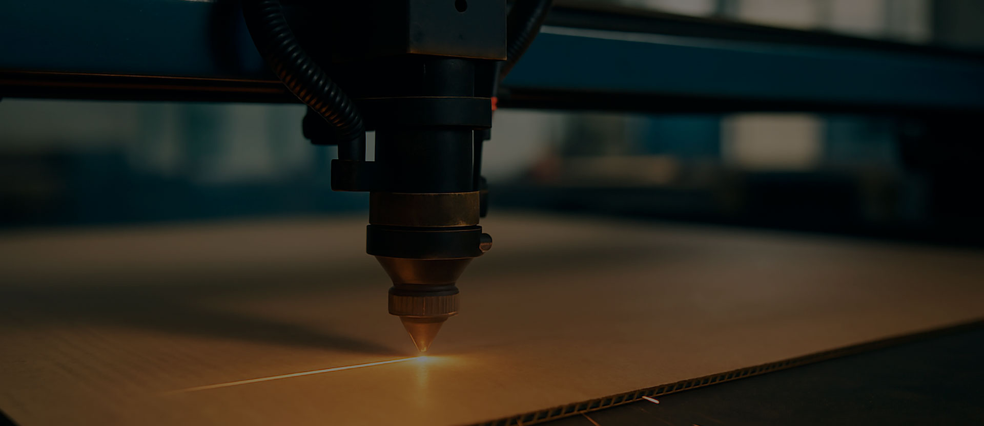 Primer plano del cabezal de una máquina de corte láser